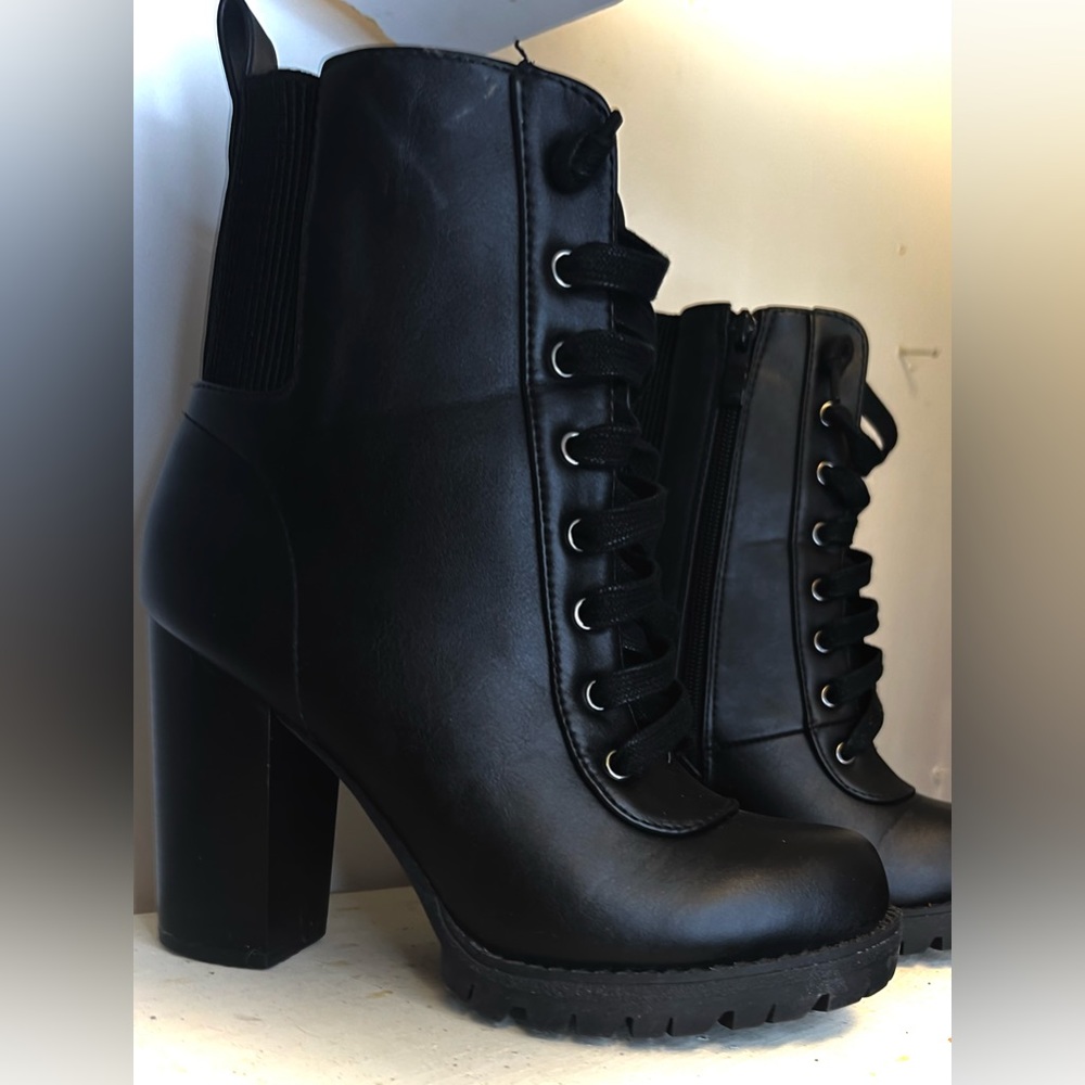 Black Combat ankle boots with chunky heel size 8 great condition worn 1-2xs